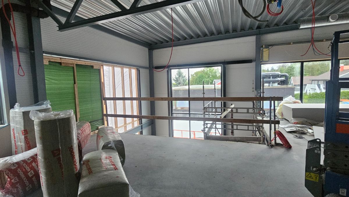 Næringsbygg under arbeid med vindusrekke