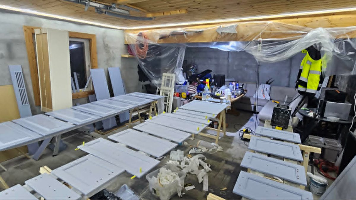 Kjøkkenfronter under sprøytelakkering i verksted