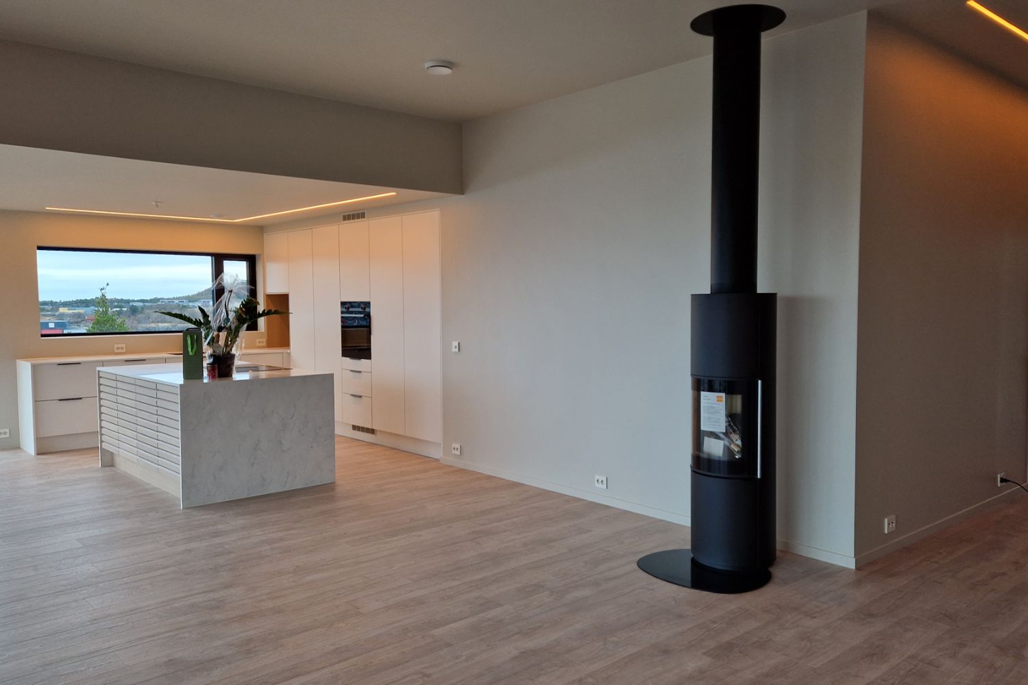 Nymalt, lyst stue med tregulv og panoramautsikt mot sjøen i Kristiansund
