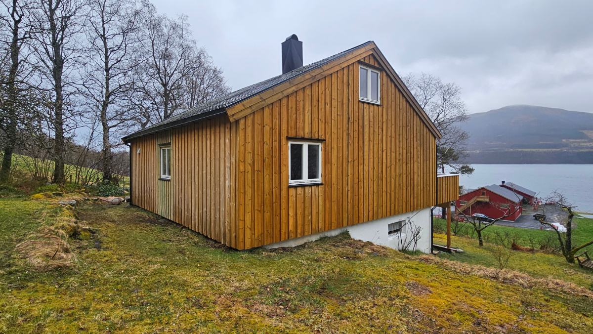 Bolig med nybeiset trekledning med utsikt mot fjorden i Gjemnes