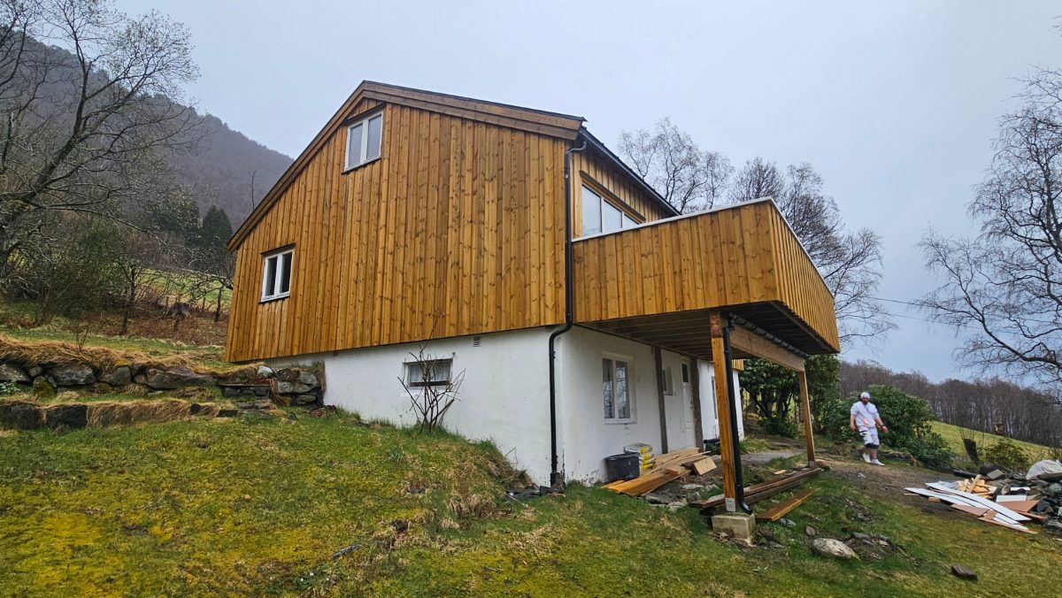 Gavlvegg med nybeiset trekledning